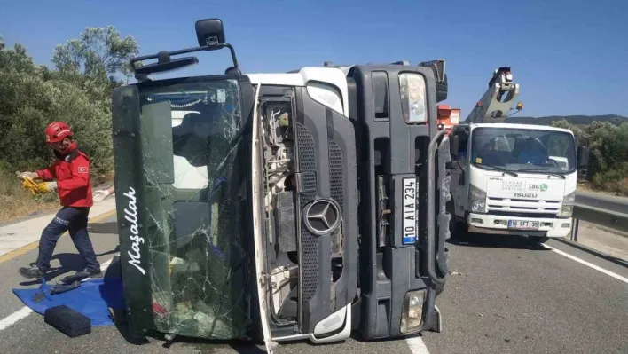 Balıkesir'de devrilen beton mikserinin sürücüsü öldü