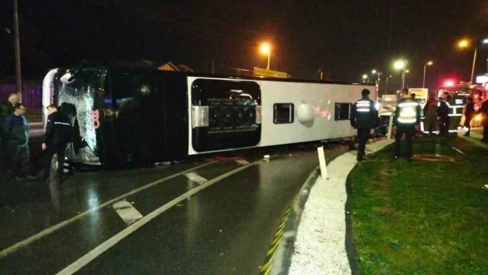 Balıkesir'de döner kavşağa hızlı giren otobüs devrildi