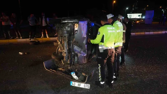 Balıkesir'de elektrik direğine çarparak takla atan minibüsteki 3 kişi yaralandı