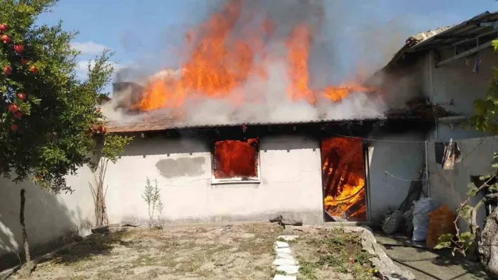 Balıkesir'de ev yangını söndürüldü