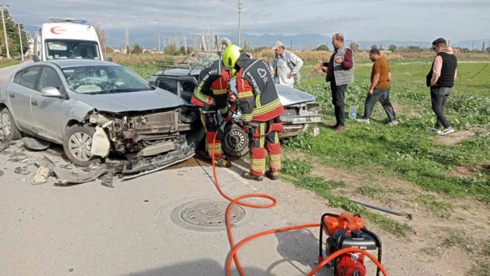 Balıkesir'de iki otomobil kafa kafaya çarpıştı: 3 yaralı