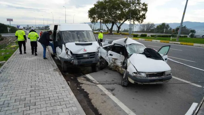 Balıkesir'de işçi servisi ile otomobil çarpıştı: 1 ölü, 4 yaralı