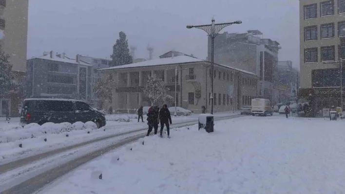 Balıkesir'de kar etkili olmaya devam ediyor