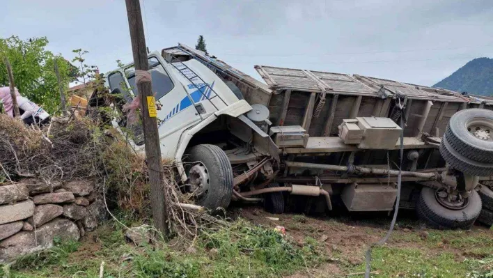 Balıkesir'de kereste yüklü kamyon devrildi: 4 yaralı