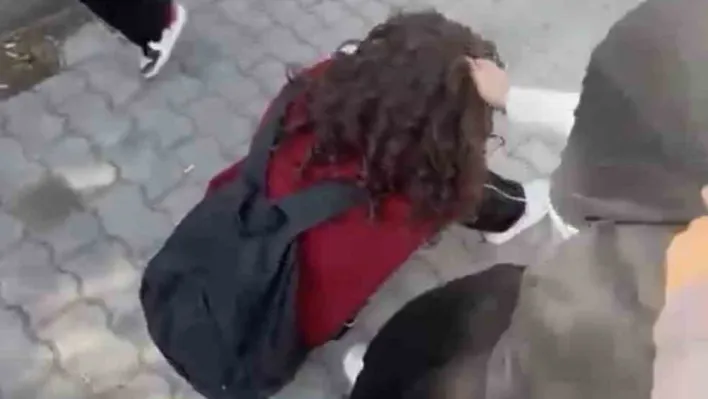 Balıkesir'de okul yakınında kız öğrencilerin kavgası kameraya yansıdı
