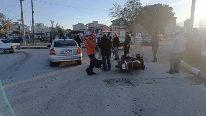 Balıkesir'de otomobil ve motosiklet çarpıştı: 2 yaralı