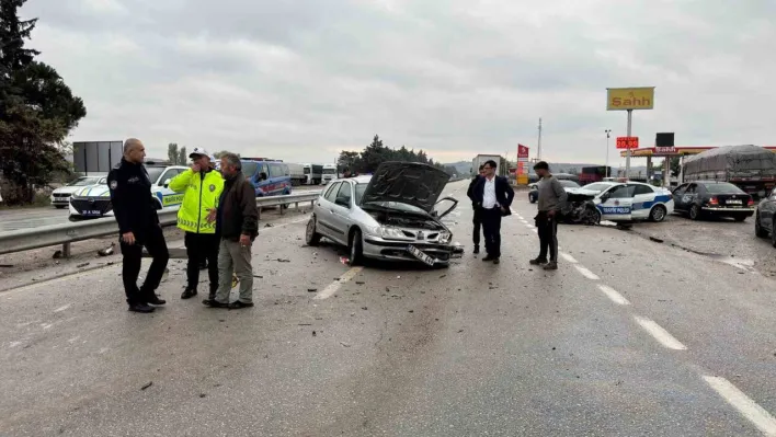 Balıkesir'de polis aracı otomobille çarpıştı: 3 yaralı