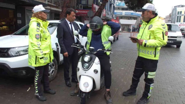 Balıkesir'de polis ceza için değil, yelek hediye etmek için durdurdu