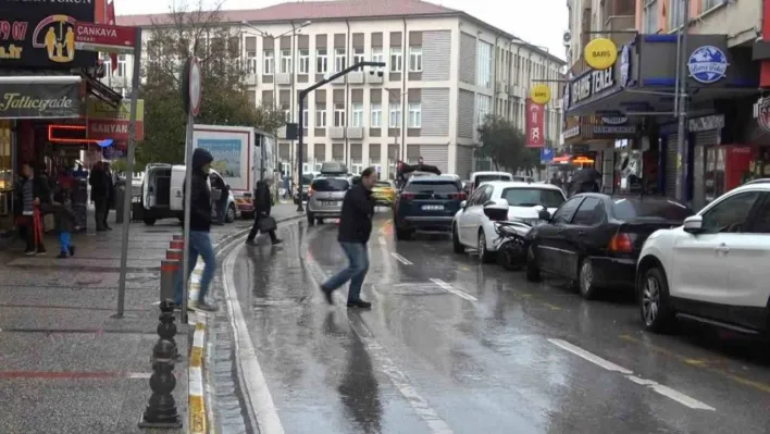 Balıkesir'de sağanak yağış etkisini göstermeye başladı