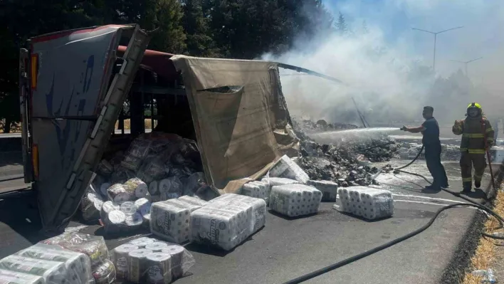 Balıkesir'de trafik kazası sonrası yanan tır, ot yangını çıkardı: 1 yaralı