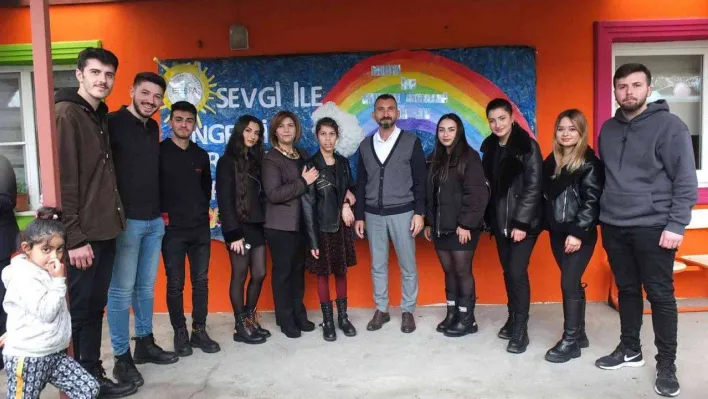 Balıkesir'de üniversiteliler engelli gençler için eğlence düzenledi