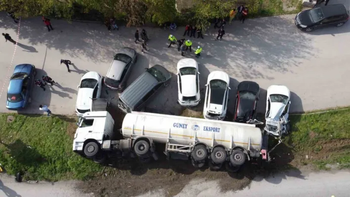 Balıkesir'de yağ tankeri devrildi, 7 araç hasar gördü