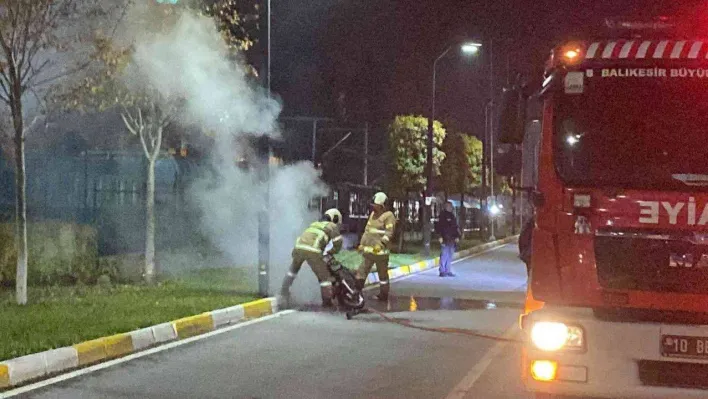 Balıkesir'de yanan motoru itfaiye ekipleri söndürdü