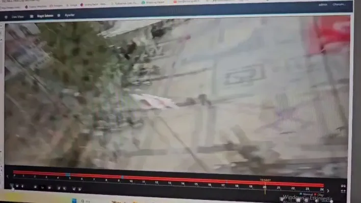 Balıkesir'deki 6.1 büyüklüğündeki deprem kamerada... Güvenlik kamerası bile sarsıntıya dayanmadı