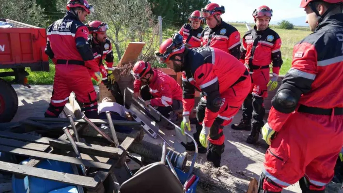 Balıkesir'deki 6.1'lik depremin ardından Koca Seyit Havalimanında ekipler kurtarma tatbikatı yaptı