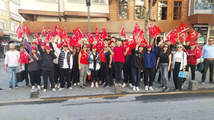 Balıkesir'in caddeleri kırmızı beyaza büründü