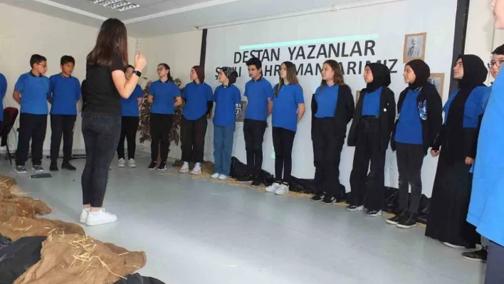 Balıkesirli öğrenciler destan yazan kahramanları canlandırdı