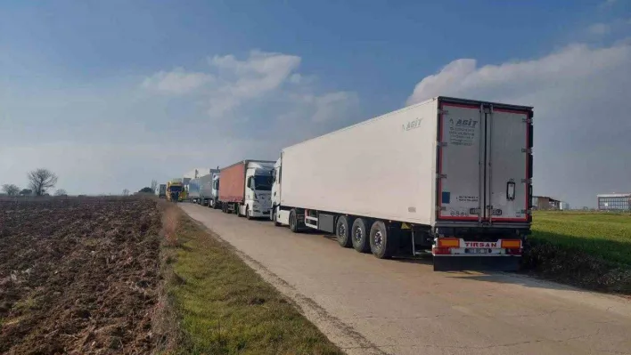 Balkanlardan akın akın deprem için geliyorlar: Yollarda tır kuyrukları