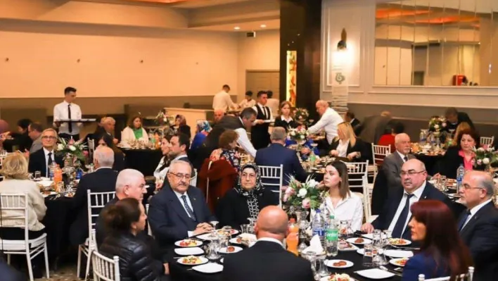 Bandırma Belediyesi muhtarlar ve esnaf odalarına iftar verdi.