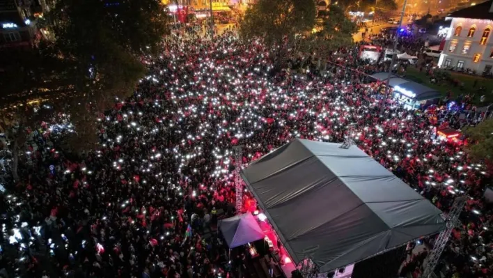 Bandırma'da Cumhuriyet coşkusu Feridun Düzağaç konseri ile devam etti