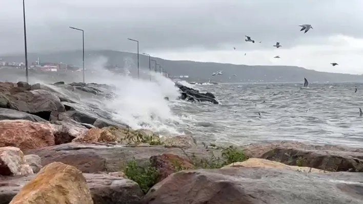 Bandırma'da fırtına etkili oluyor