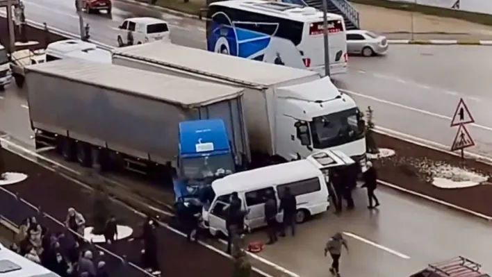 Bandırma'da karşı şeride savrulan minibüs tırla çarpıştı: 1 ölü, 2 yaralı