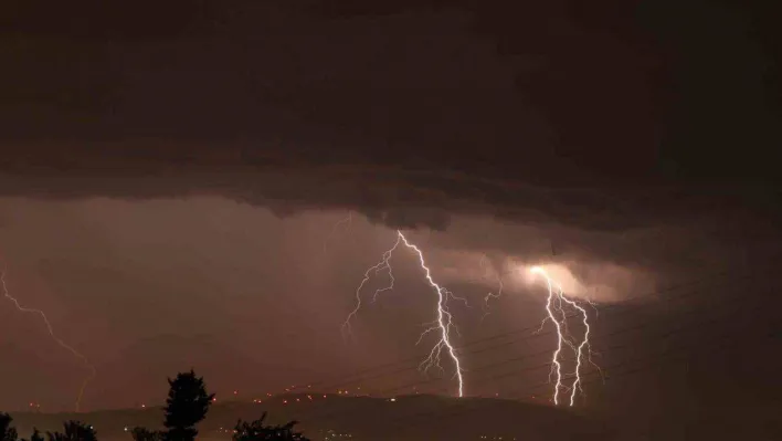 Bandırma'da şimşekler görsel şölen yaşattı