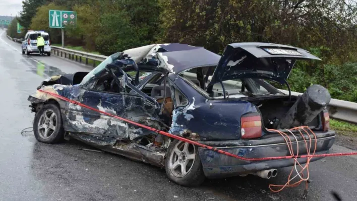 Bariyerlere çarpan otomobil hurdaya döndü: 1 ölü, 2 yaralı