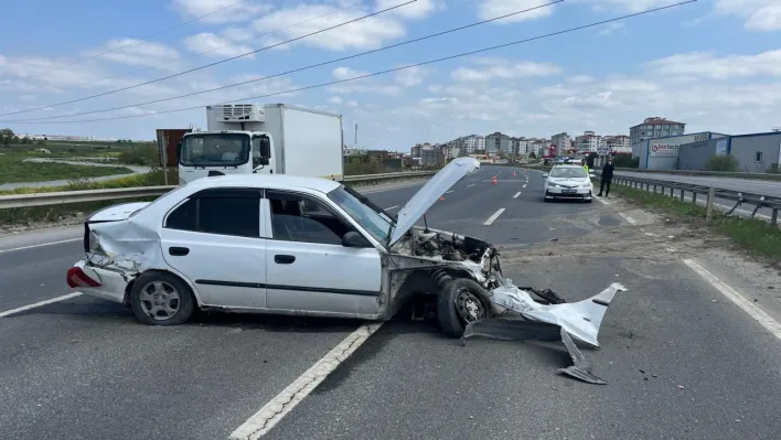 Bariyerlere çarpan otomobil, yol üzerinde ters döndü: 1 yaralı
