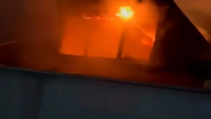 Başakşehir'de 4 katlı binanın çatı katında yangın paniği