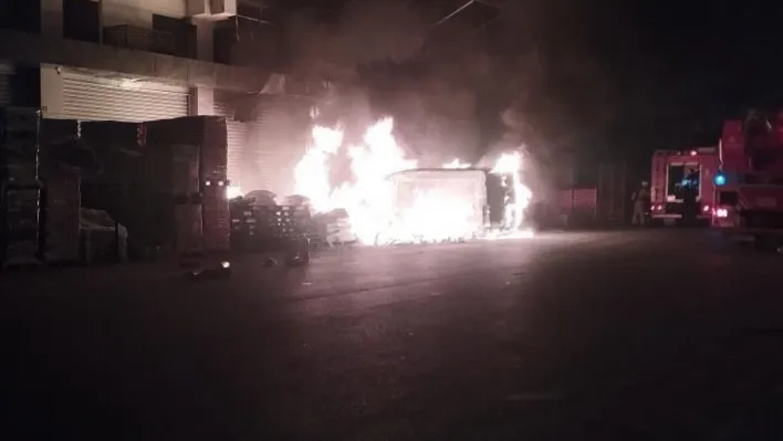 Başakşehir'de dükkanı önündeki paletlerde çıkan minibüse sıçradı