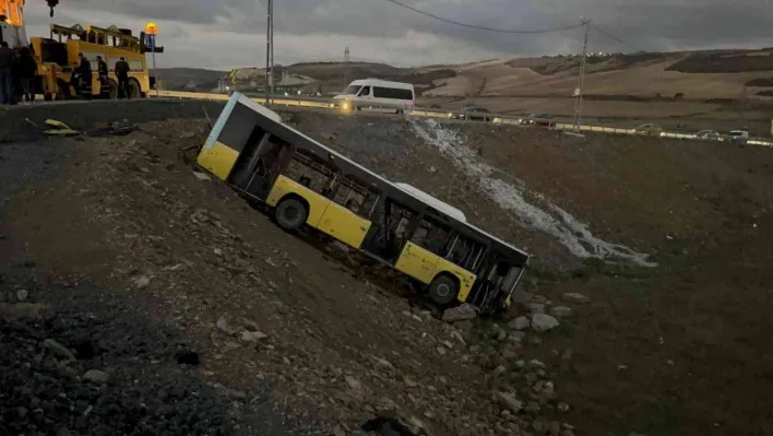 Başakşehir'de İETT otobüsü şarampole uçtu