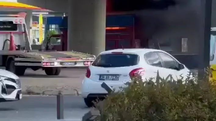 Başakşehir'de kamyonet alev topuna döndü: O anlar kamerada