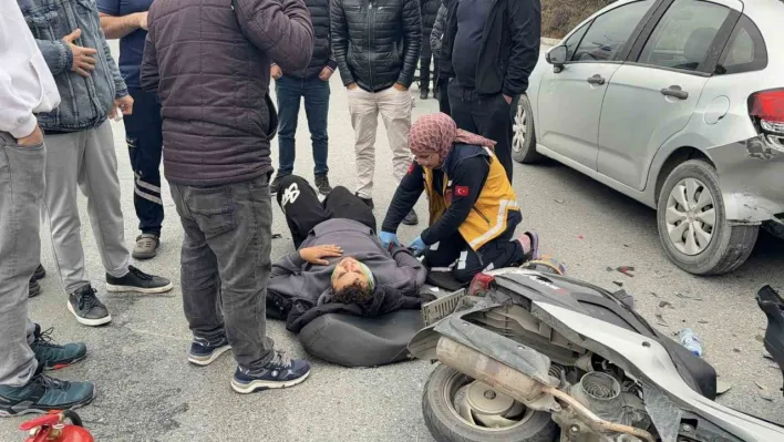 Başakşehir'de motosiklet üzerinde tartışırken önlerindeki otomobile çarptılar: 2 yaralı