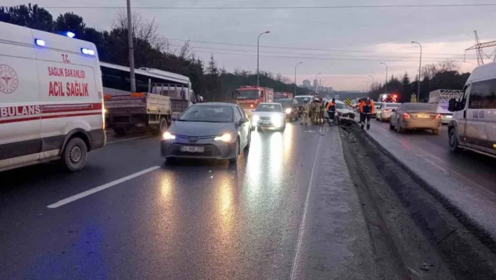 Başakşehir'de önceden olan kazayı sürücülere bildiren kamyonet şoförü minibüsün altında kalarak hayatını kaybetti