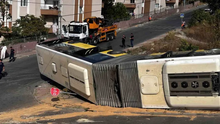 Başakşehir'de rampadan çıkamayan İETT otobüsü devrildi: O anlar kamerada