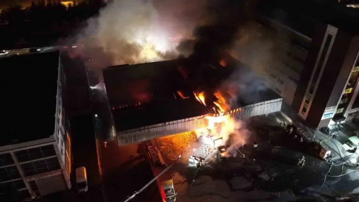 Başakşehir'de sevkiyat deposu alev alev yandı