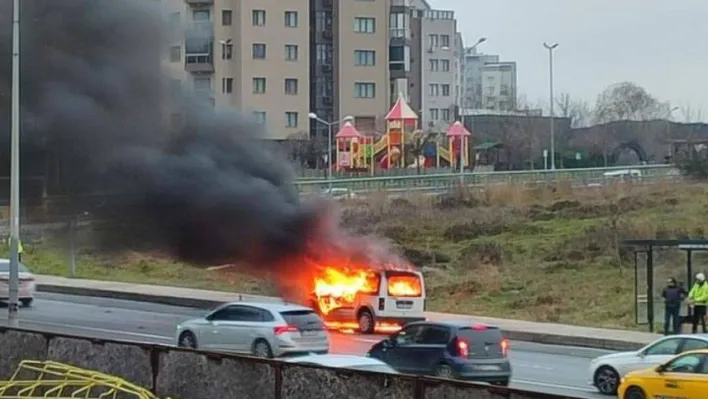 Başakşehir'de seyir halindeki ticari araç alev topuna döndü