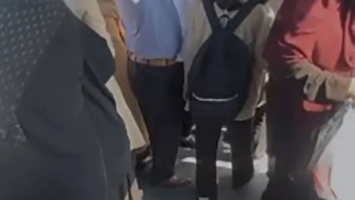 Başakşehir'de şoför ücret ödemeyen öğrencileri minibüsten indirdi