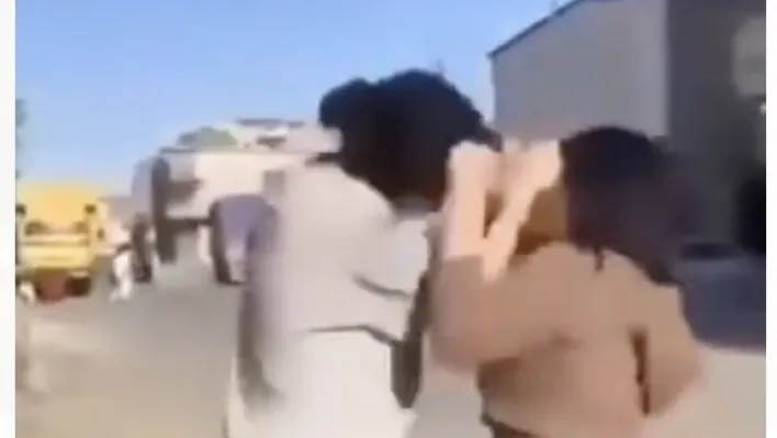 Başakşehir'de utandıran görüntü: Genç kızlar sokak ortasında saç saça kavga etti