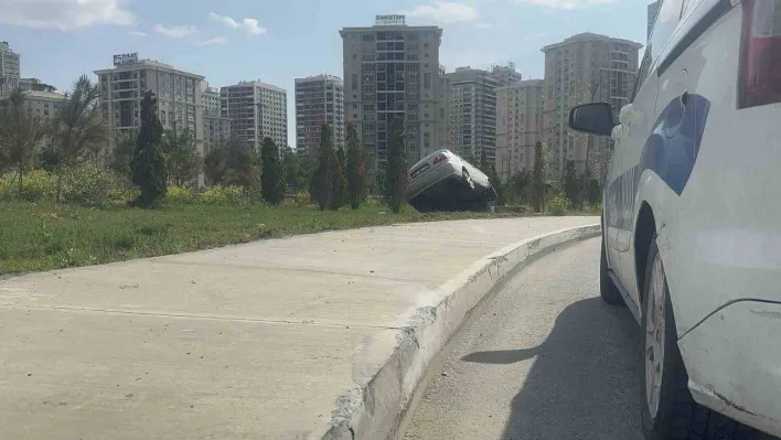 Başakşehir'de virajı alamayan sürücü çayırlık alana çıktı