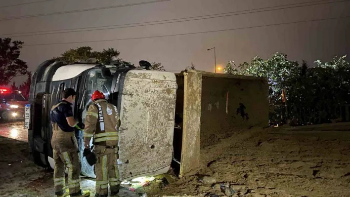 Başakşehir'de virajı alamayan hafriyat kamyonu yan yattı: 1 yaralı