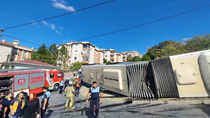 Başakşehir Güvercintepe'de İETT otobüsü rampada devrildi. Olay yerine çok sayıda ambulans ve itfaiye ekibi sevk edilirken, yolcular otobüsten tahliye edildi. Yaralı yolcular, ambulanslarla hastaneye sevk edildi.