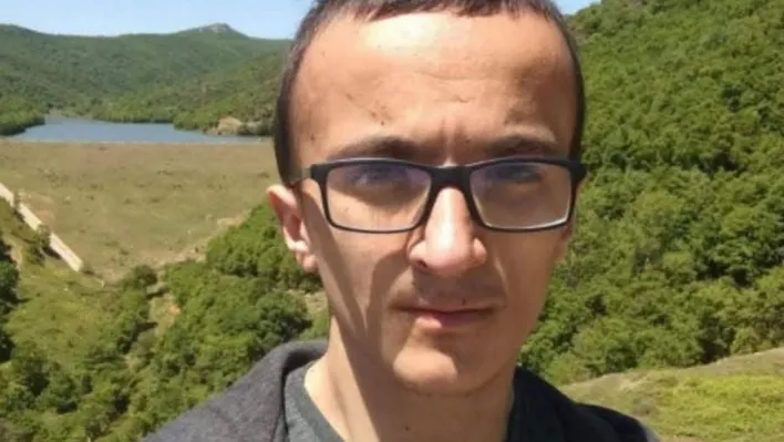 Başı çekyatın altına sıkışmış halde ölü bulundu