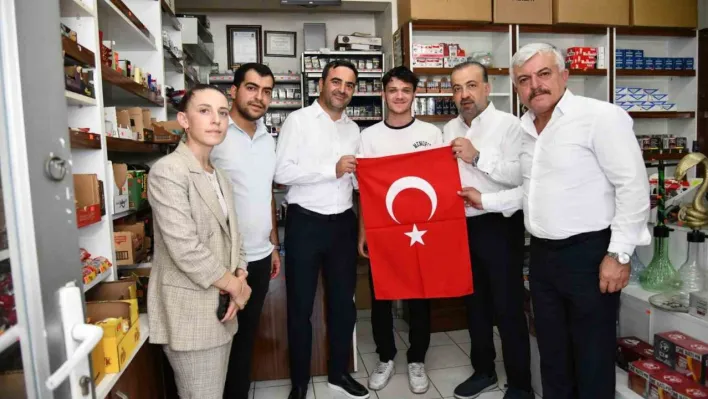 Başiskele'de esnafa Türk bayrağı dağıtıldı