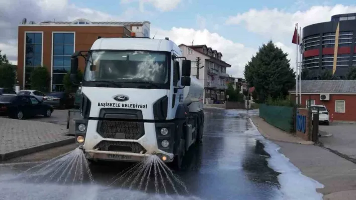 Başiskele'de yollar ve kaldırımlar temizleniyor