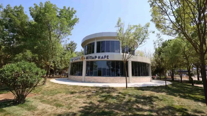 Başiskele Sahili'ne kitap kafe açıldı