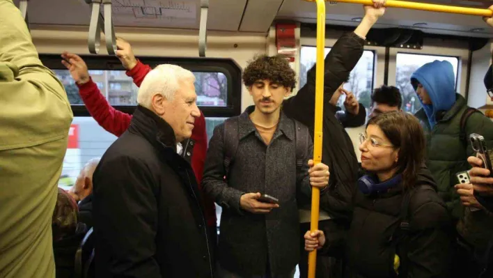 Başkan adayı Bozbey, metroda gençlerle sohbet etti