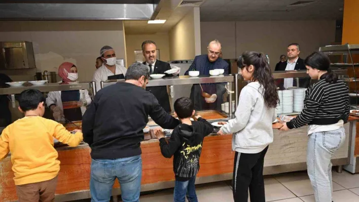 Başkan Aktaş, depremzedelerle iftarda buluştu