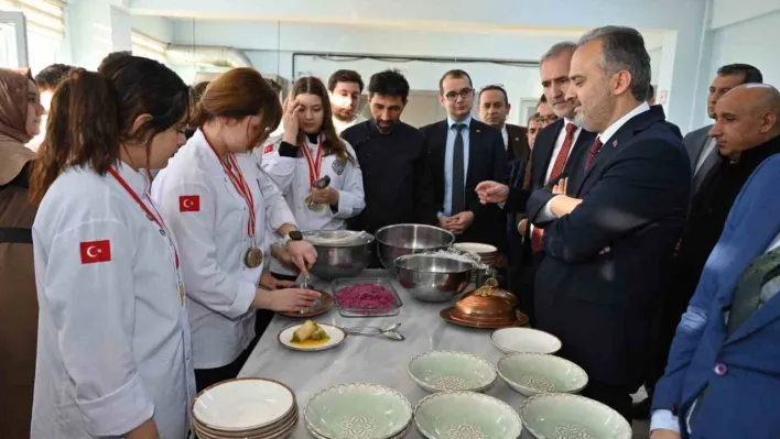 Başkan Aktaş'tan madalyalı öğrencilere ziyaret